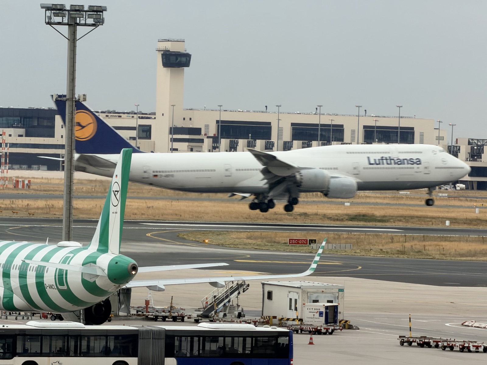 D-ABYO — 747 83QF